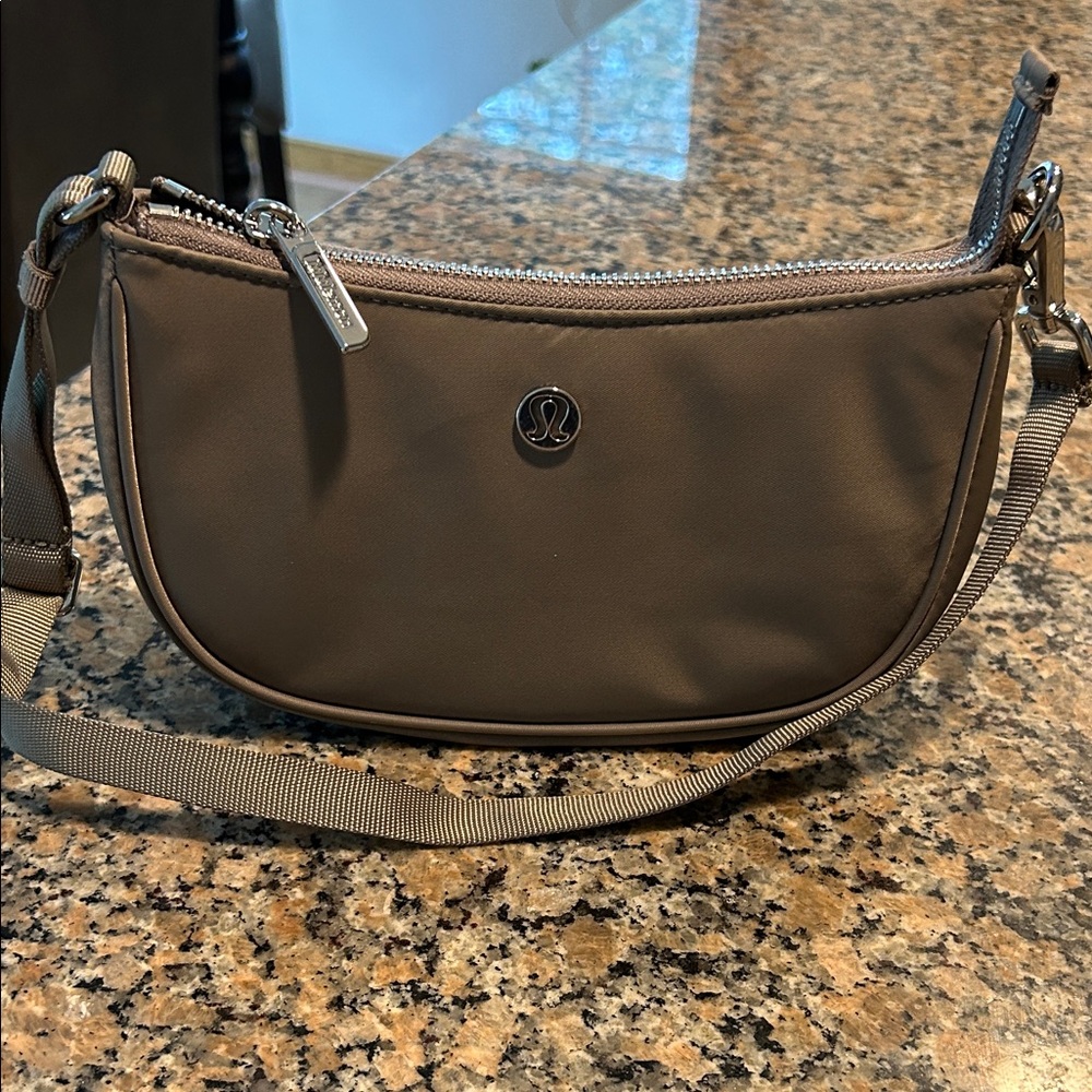 City Essentials Mini Shoulder Bag 1L